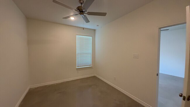 Building Photo - 616 Pacific Crest Trl