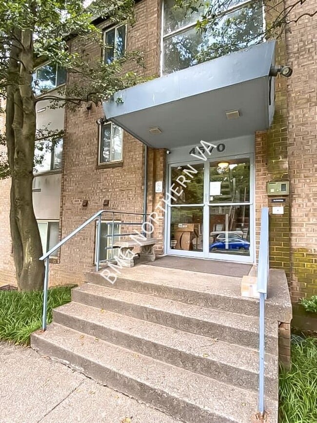 Building Photo - 4570 MacArthur Blvd NW
