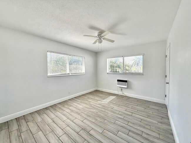 Building Photo - 4901 NE 26th Ave