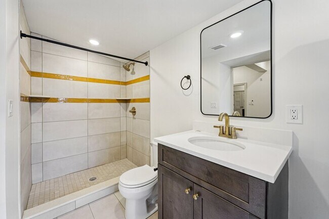 Building Photo - 401 Martin St