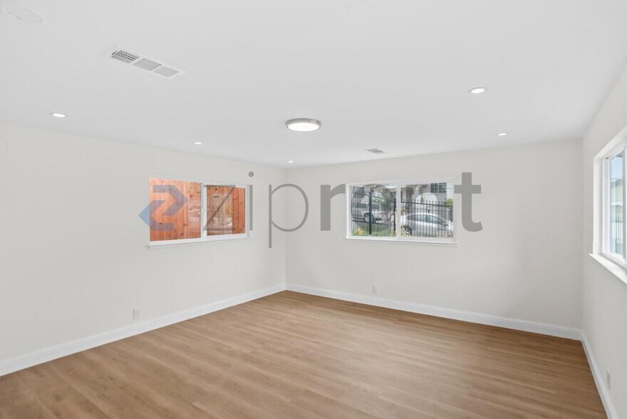 Building Photo - Unit