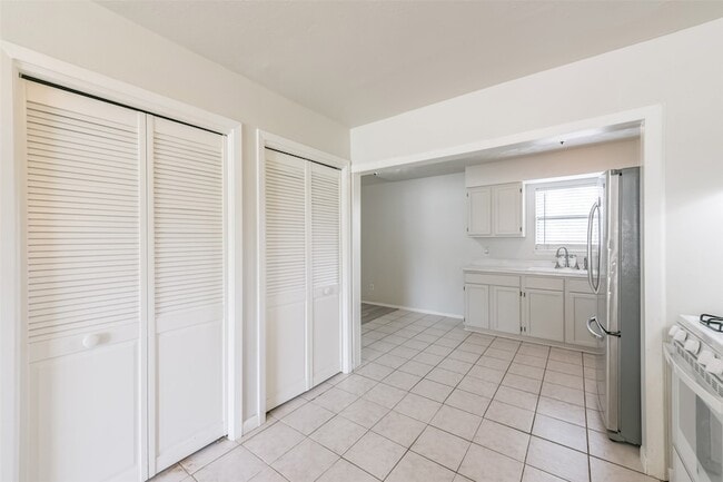 Building Photo - 5514 Vickita Dr