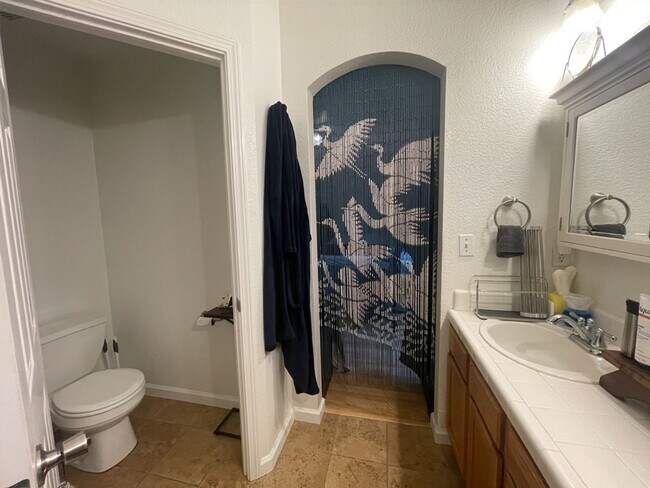 Building Photo - Fantastic East Davis 3 bedroom available for summer move in!