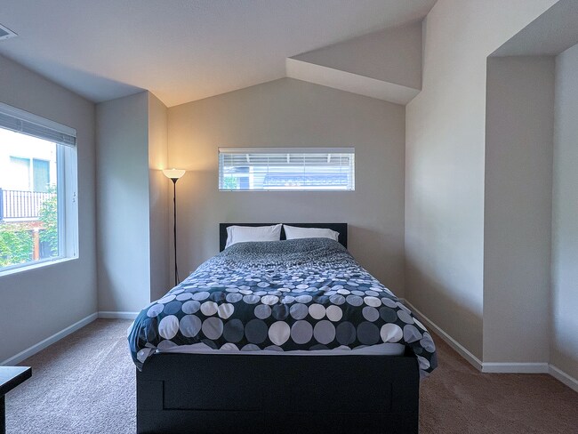 Building Photo - Great 3 Bedroom 2.5 Bathroom Townhouse End Unit!  2 Car Garage  + Washer & Dryer! Near Nike, Inte...