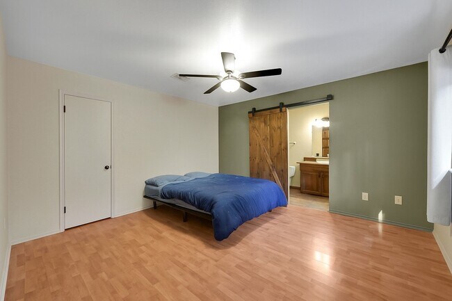 Building Photo - 83 Summer Crest Cir