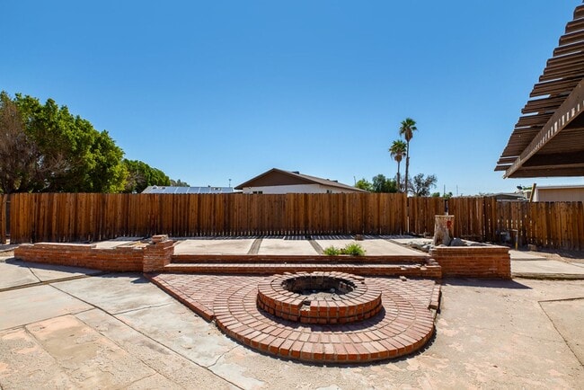 Building Photo - Rental Availalble