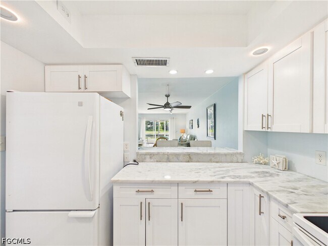 Building Photo - 300 Valley Stream Dr