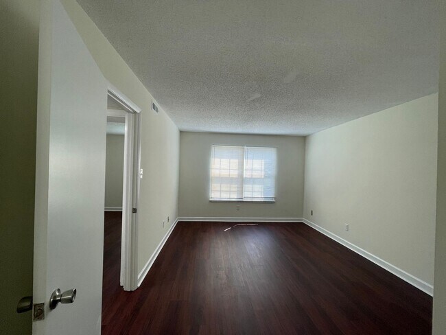 Building Photo - Newpointe