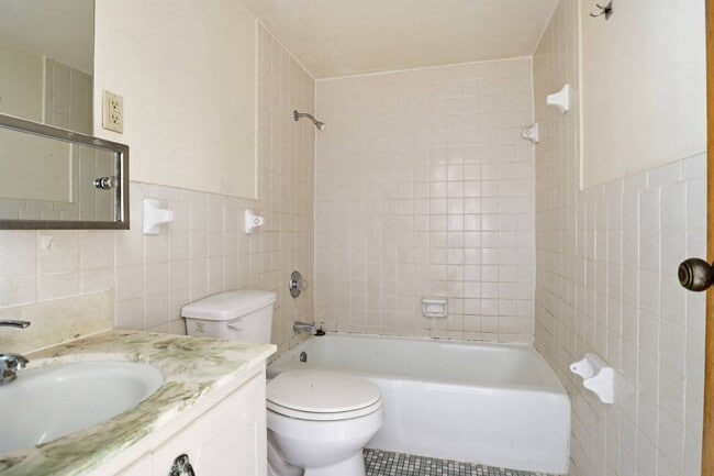 Building Photo - 500 NE 15th St