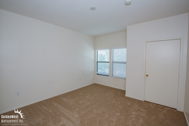 Building Photo - Lovely 1Bdm 1Ba Gated Condo in the Heart of Providence Area!