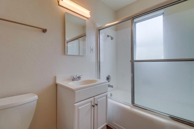 Building Photo - 1 Bed/1 Bath Pacific Beach