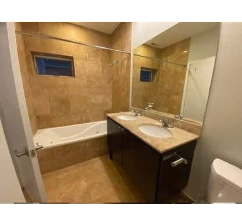 Building Photo - 1714 W Warren Blvd