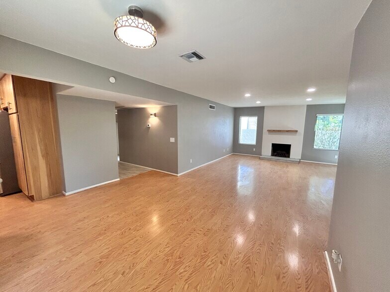 Building Photo - 5444 N La Casita Dr