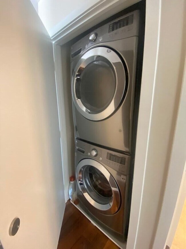 Building Photo - Spacious 2 bed 2 bath!