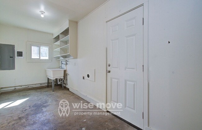 Building Photo - 2 Bedroom Home with Garage- Corner Lot!