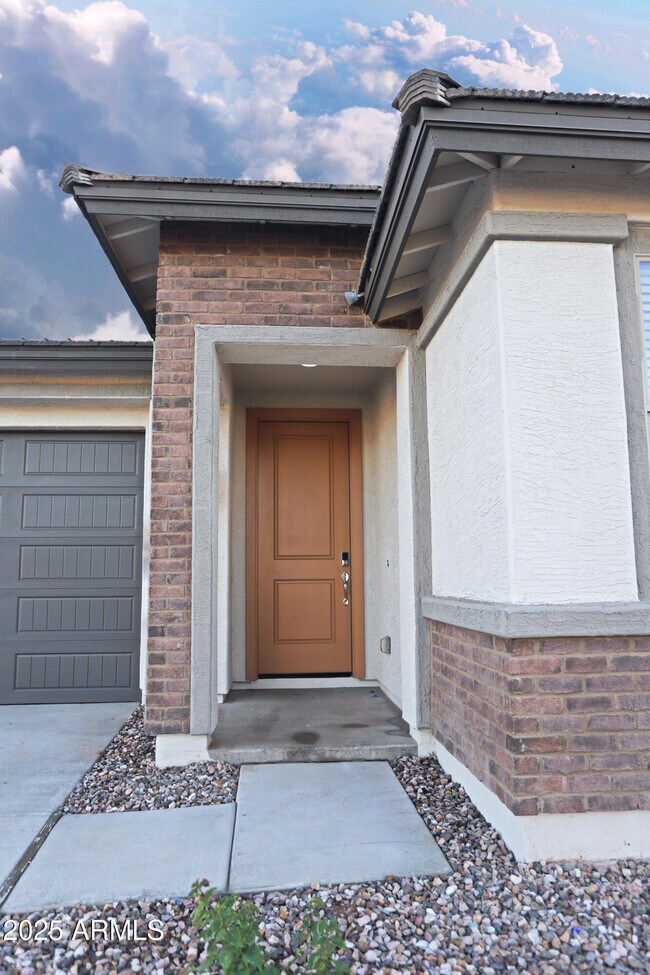 Building Photo - 977 W Finch Dr