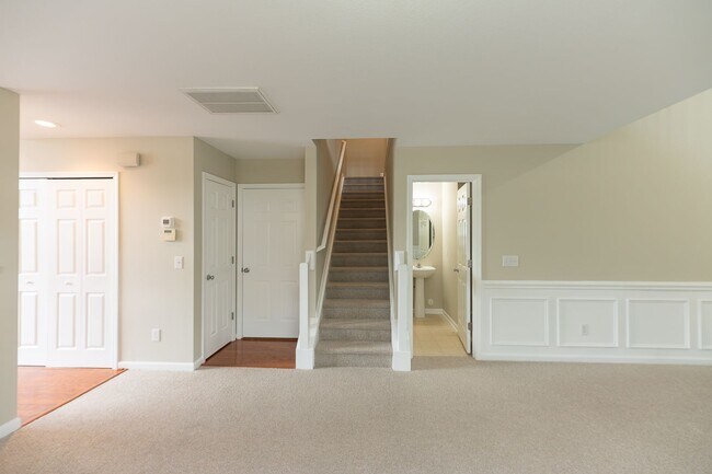 Building Photo - 121 Goldfinch Ave