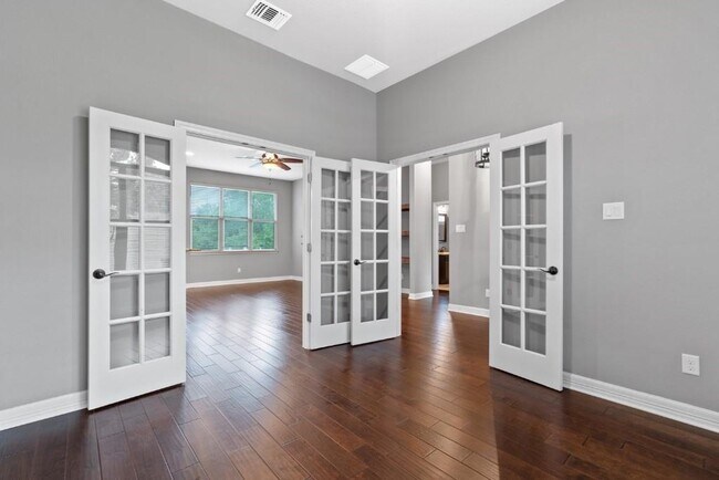 Building Photo - 10104 Longhorn Skyway