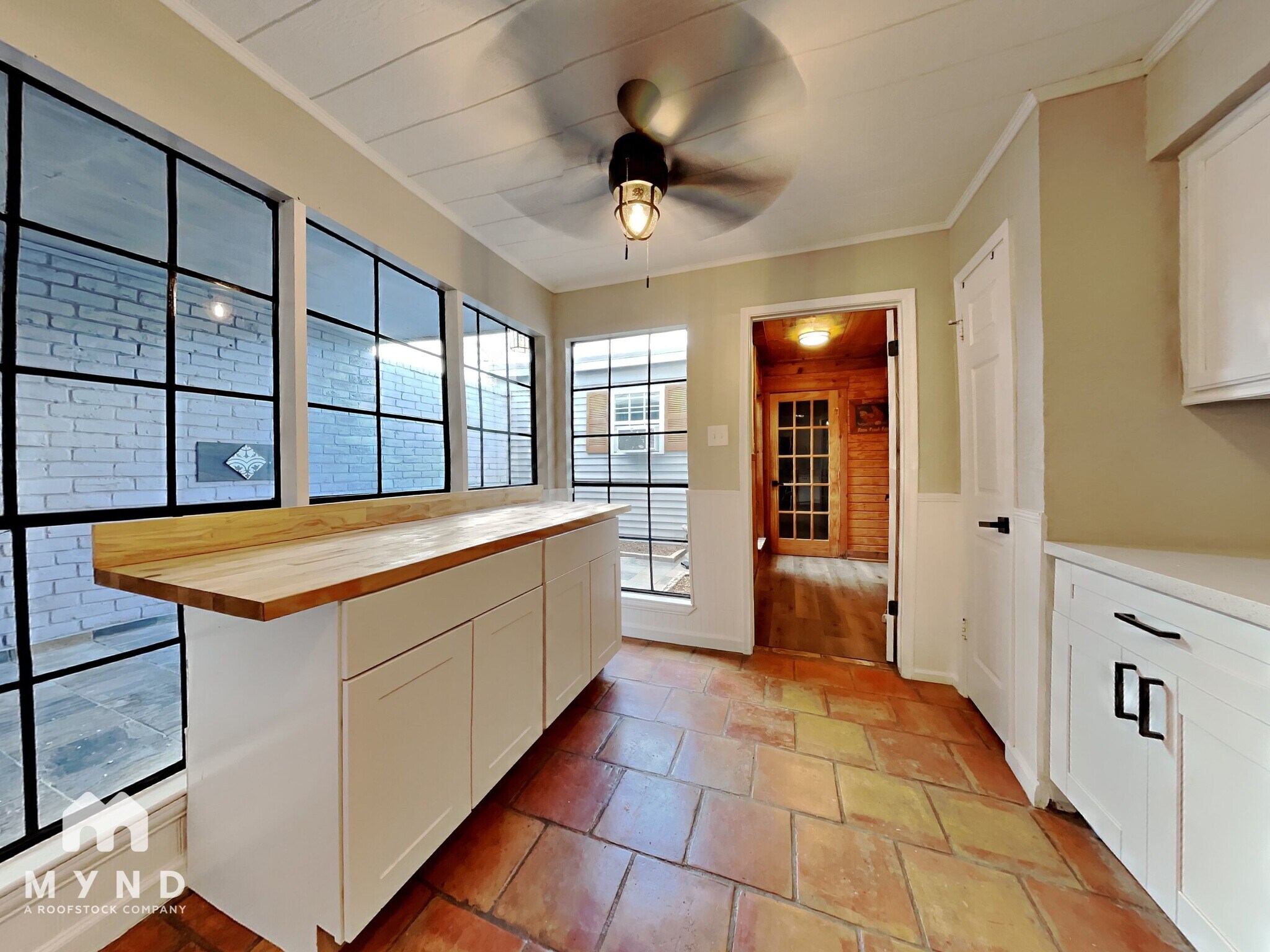 Building Photo - 2052 Lakeside Dr