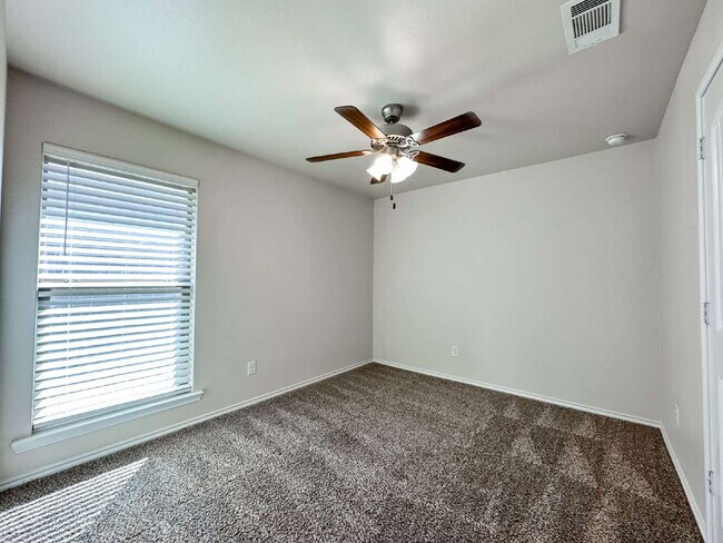 Building Photo - 3/2/2 Home in Windstone!