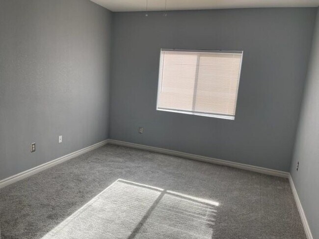 Building Photo - 2 Bedroom Condo in Silverado Ranch!