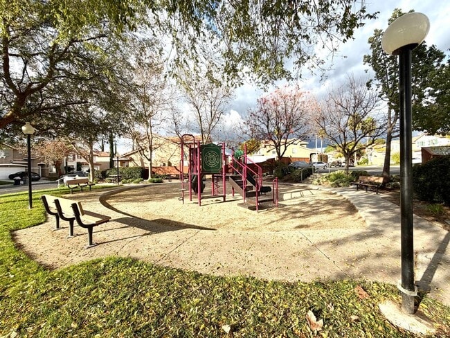 Building Photo - Move-In Ready 3 bedroom & 2.5 bathroom Home in the Gated Laurel Creek Community