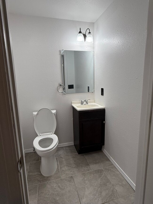 Building Photo - Charming 1 Bed Apartment | Hardwood Floors + Near Downtown!