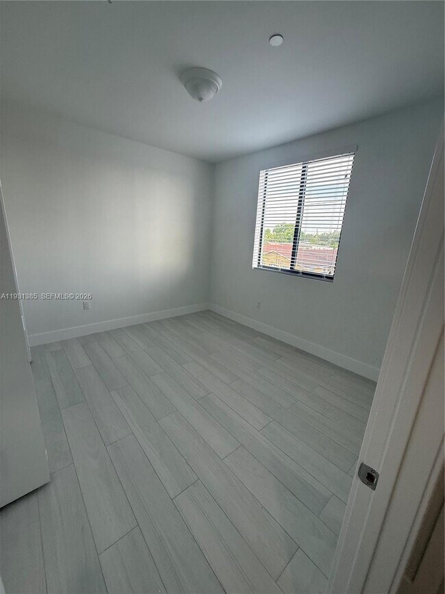 Building Photo - 1091 E 17th St