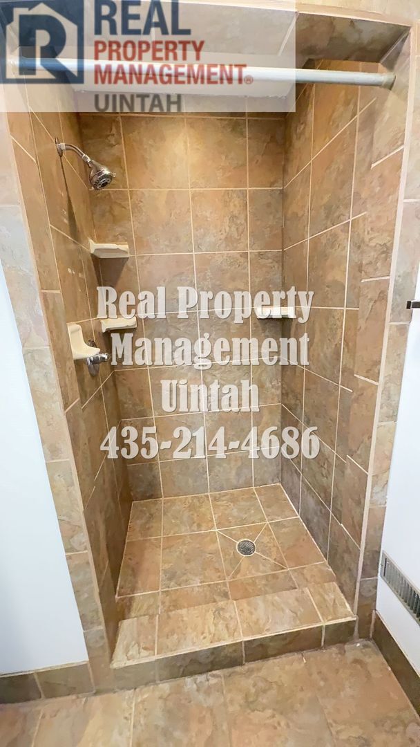 Building Photo - One level living with 4 bedrooms, 2 bathro...