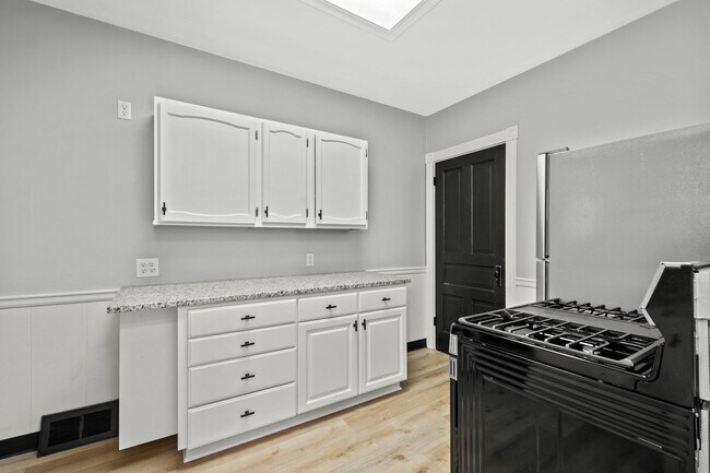 Building Photo - Stunning 3 bedroom home in McKees Rocks available May 15!