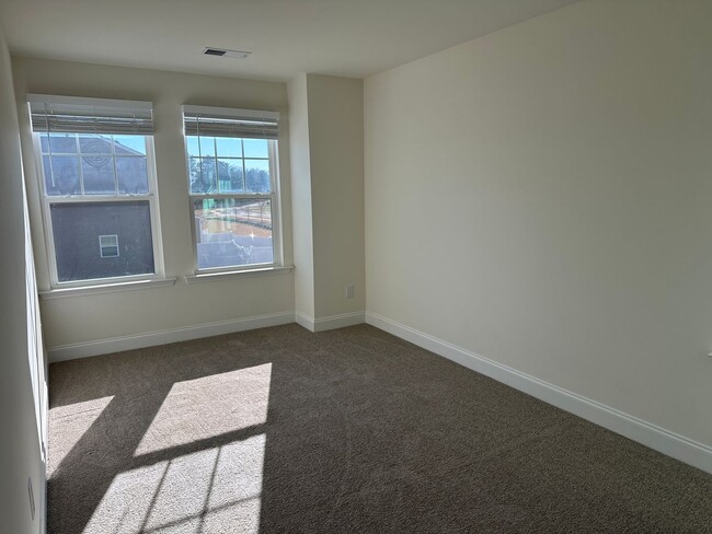 Building Photo - Gorgeous 3 Bedroom End Unit Townhome, Avai...