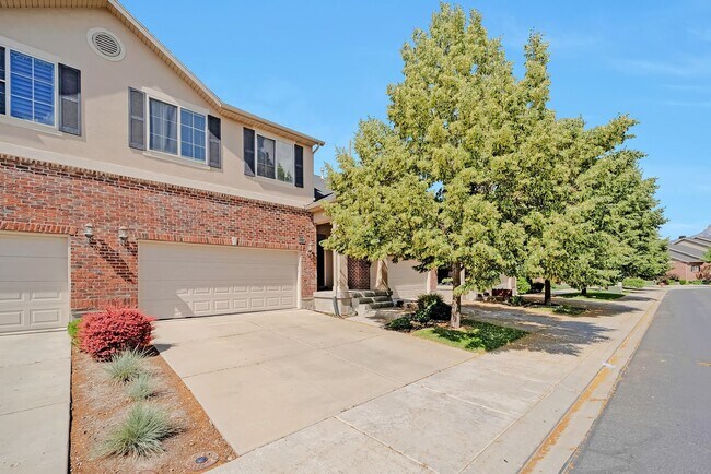 Building Photo - Beautiful 3 Bed Ivory Ridge T/home w 2 car...