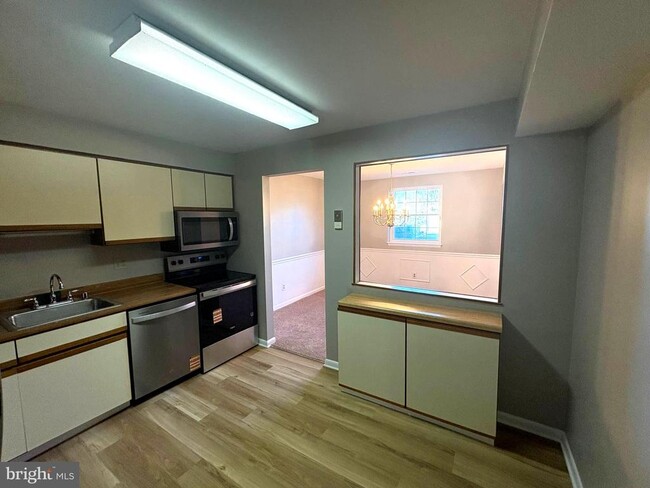 Building Photo - 6 Ballindine Ct