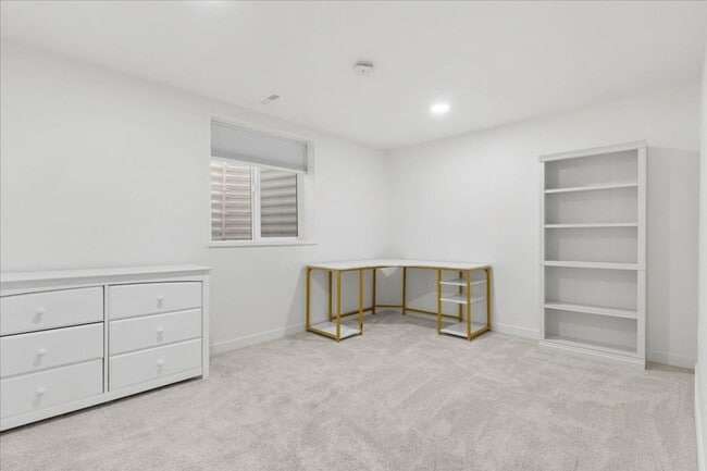 Building Photo - Charming 5BR  3BA w/ Attached Garage in Centennial! Owner is offering 50% off one month's rent!