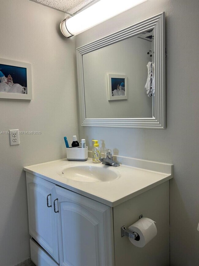 Building Photo - 2851 Somerset Dr