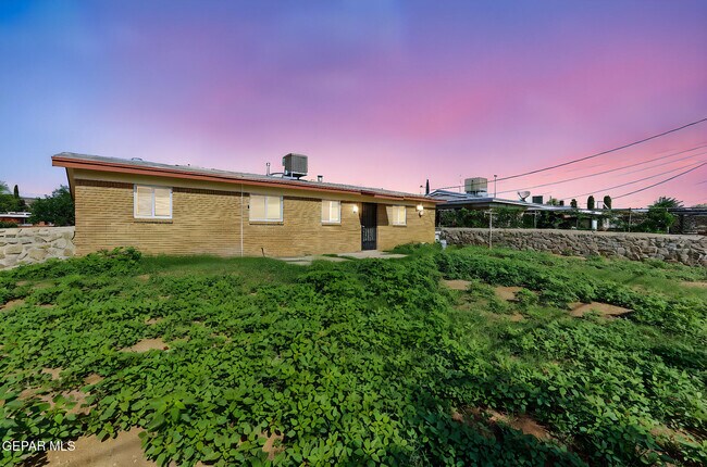 Building Photo - 10060 Kellogg St