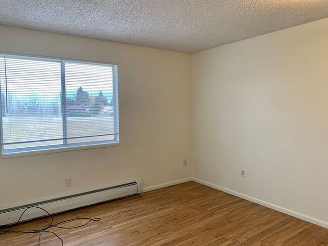 Building Photo - 5 Month lease special, $100/mo off! Priced at $1348 after discount. 2 Bed, 1 Bath Apartment. RENT...