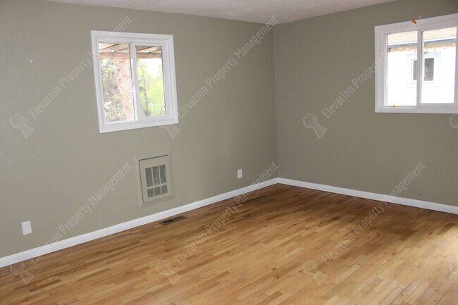 Building Photo - Historic Midtown Bend Gem with Detached St...