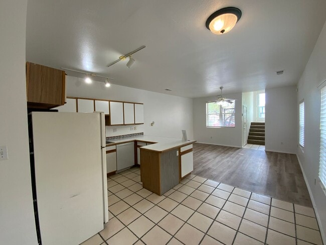 Building Photo - 3 Bedroom Townhome Available Near Albuquer...