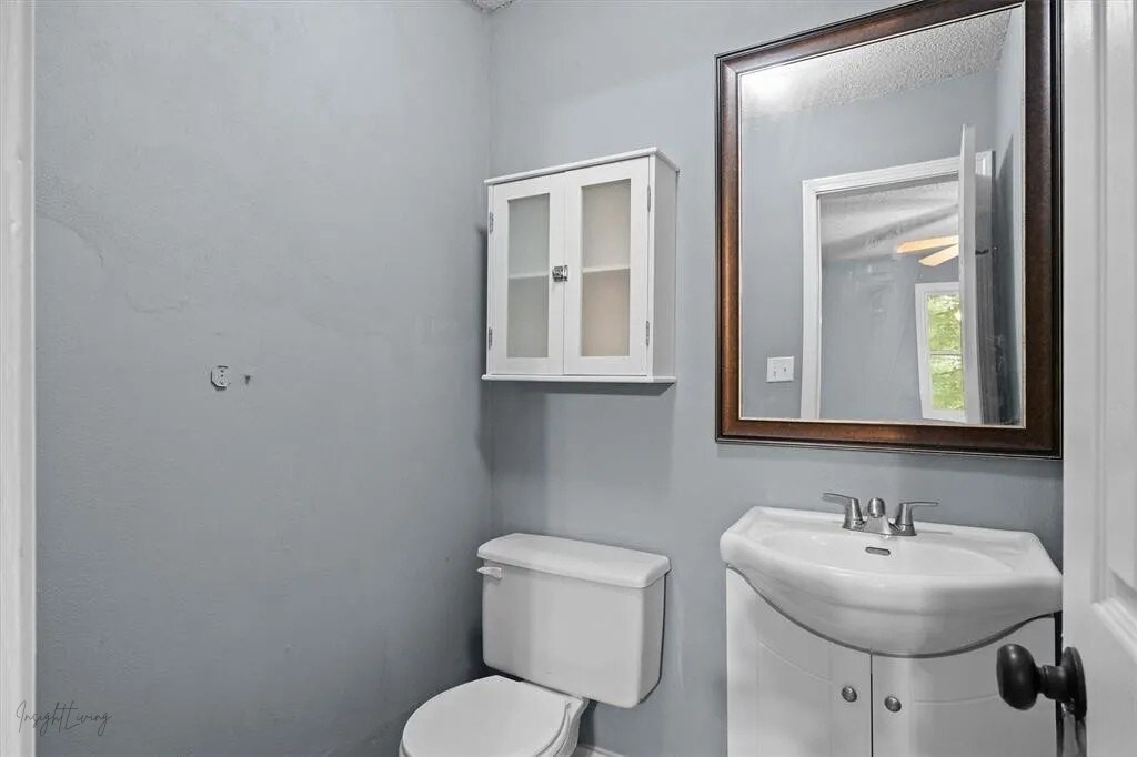 half bath - 2602 E Main St