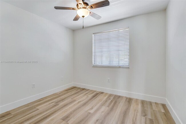Building Photo - 3540 SW 17th St