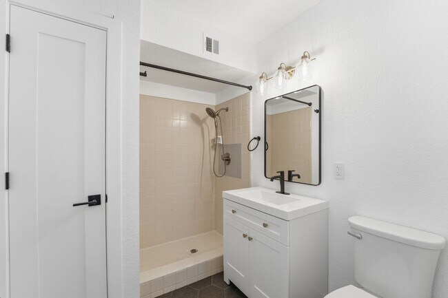 Building Photo - Discover this beautifully renovated 3-bedroom, 2-bath home in Mesa, AZ!