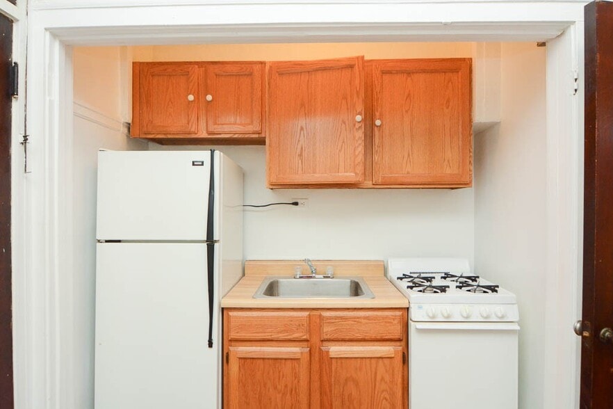 Building Photo - 4650 N Paulina St