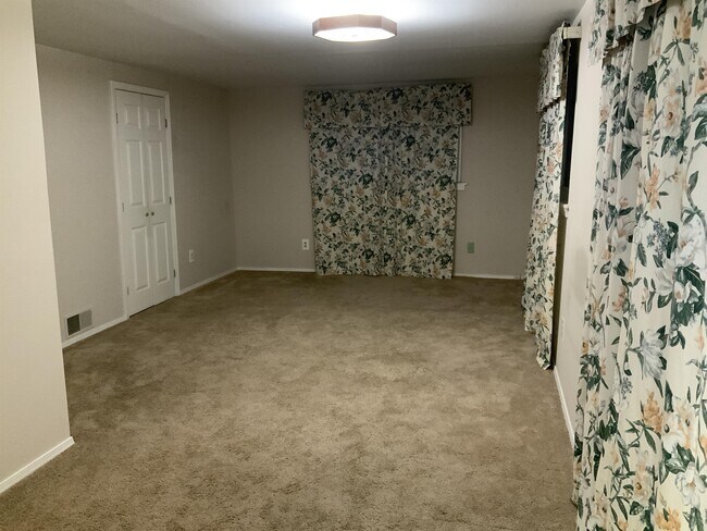 Building Photo - 829 Robinwood Dr