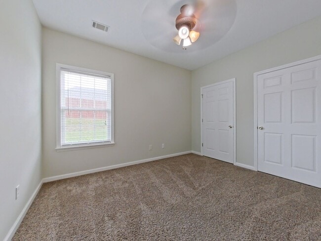 Building Photo - 4858 Somerset Dr