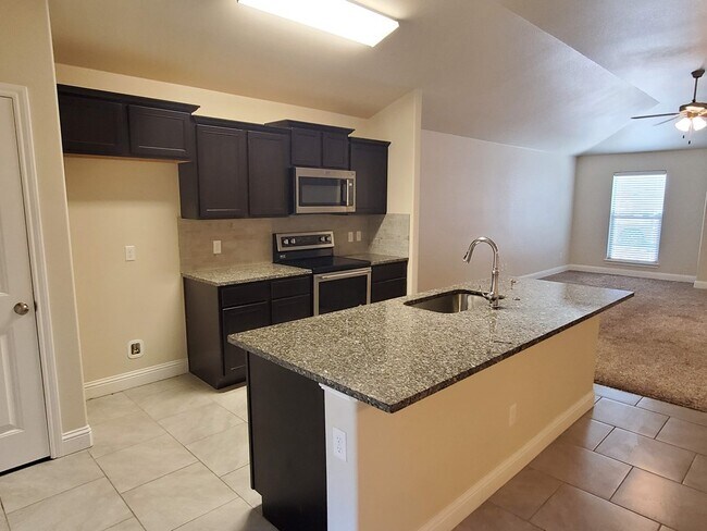 Building Photo - 710 E 94th St