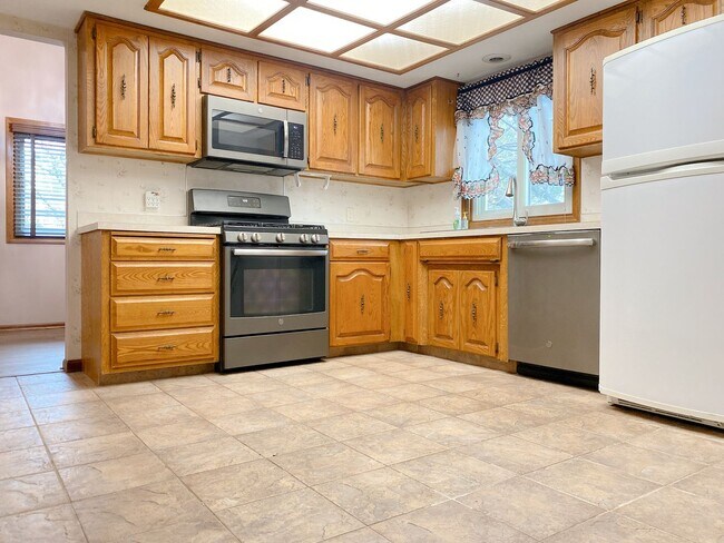 Building Photo - 3BD, 2BTH Bellevue Charmer Ready for YOU, $2,300!!