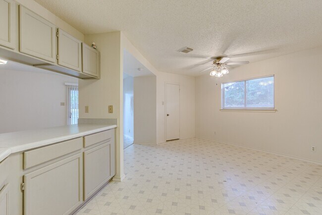 Building Photo - Spacious Single-Story Living in Meadow Brook
