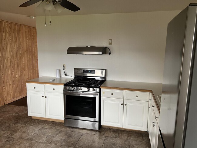 Building Photo - 3631 Decamp Dr