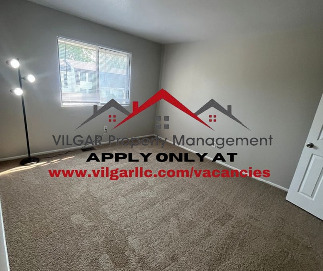 Building Photo - Spacious 3 Bed / 1.5 Bath Town-Home in Mer...